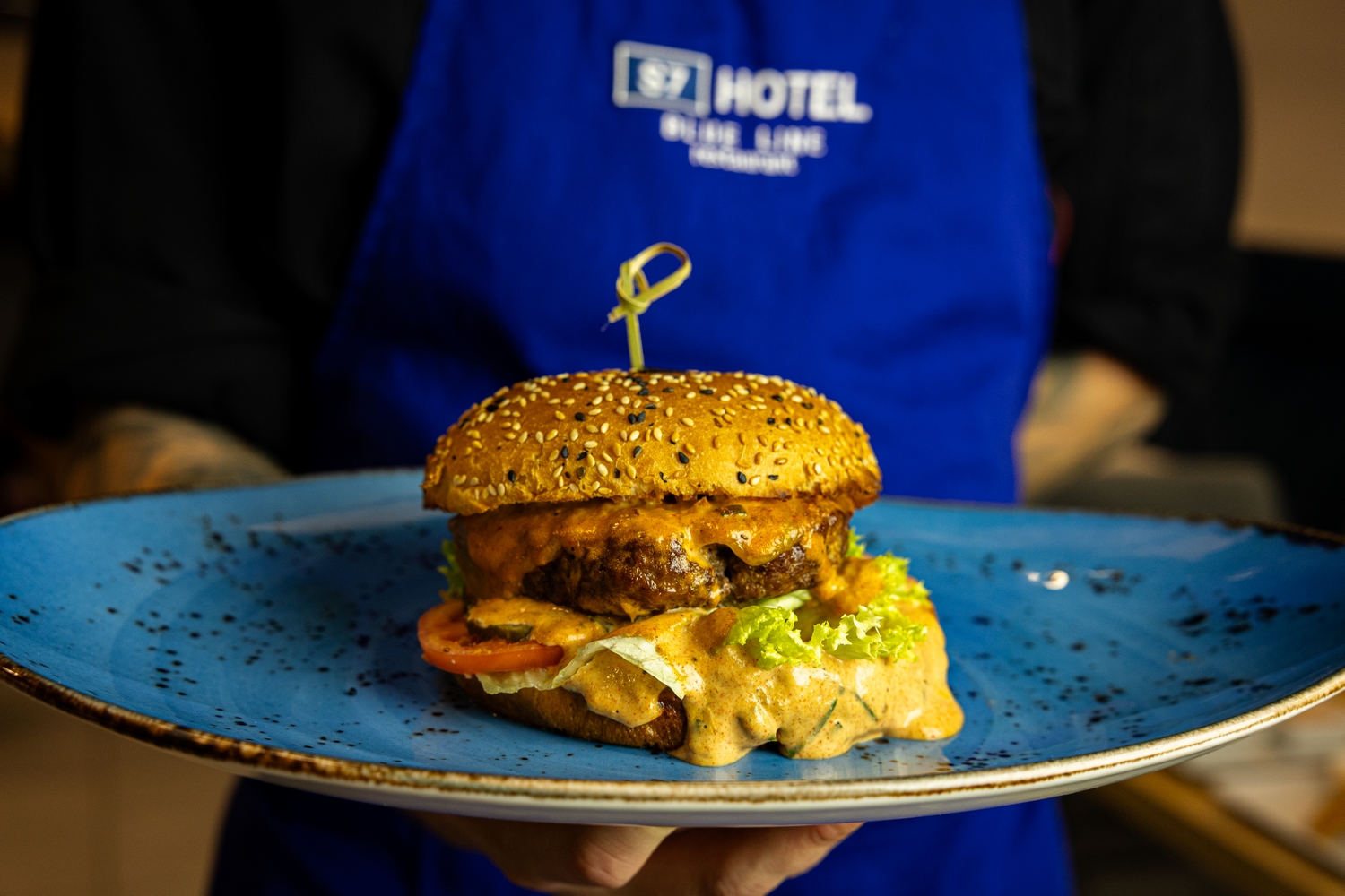 Burger z wołowiną i sosem autorskim