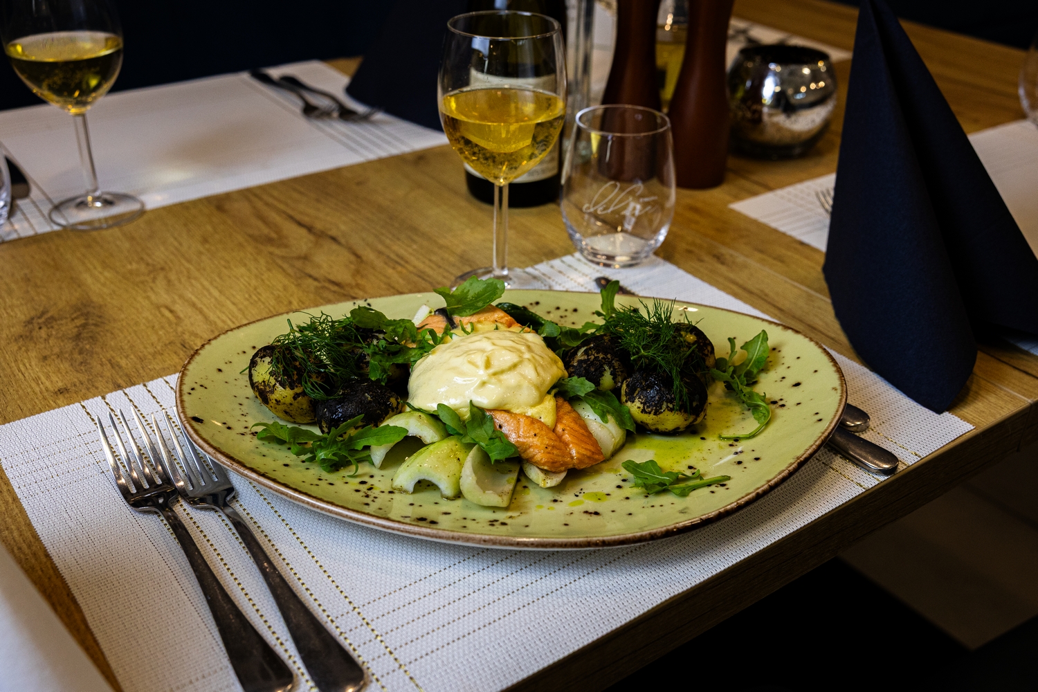 Łosoś pieczony z sosem beurre blanc i warzywami