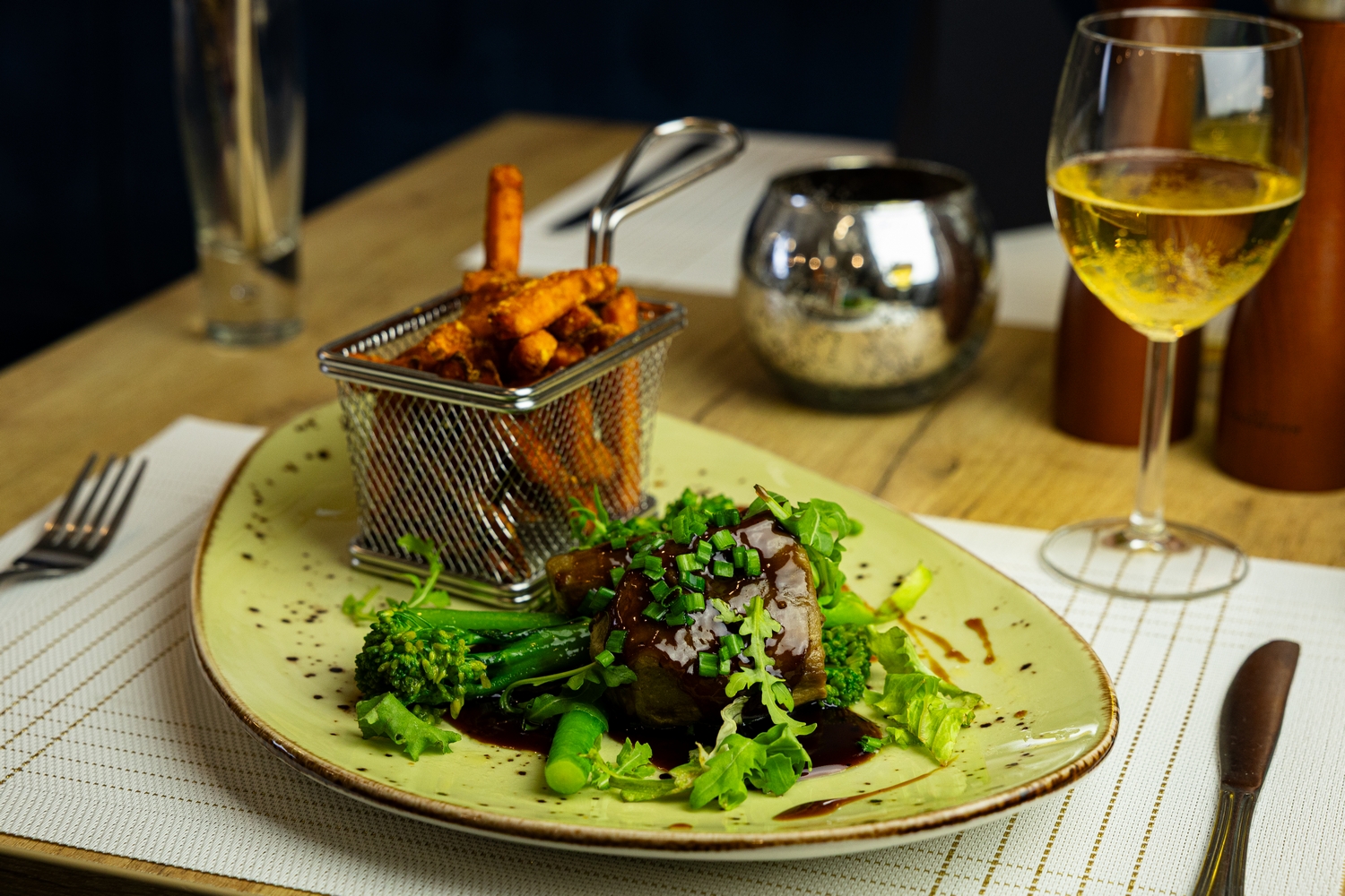 Stek z bakłażana na młodym brokule